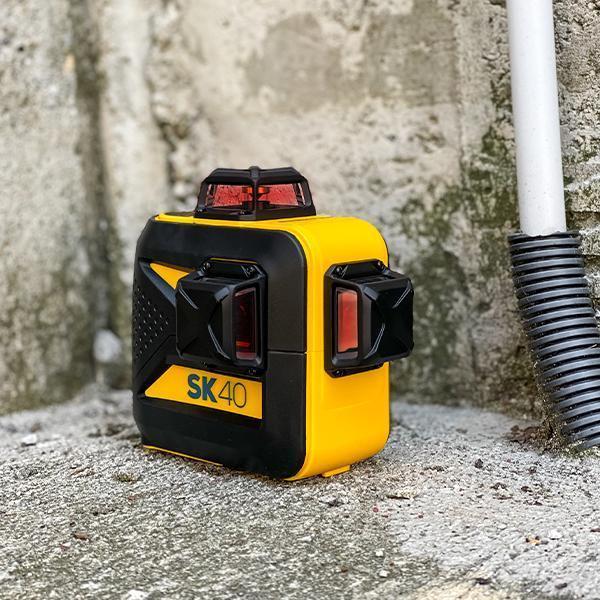 apparecchio tracciatore laser spektra sk40 posizionato in cantiere per misurazioni