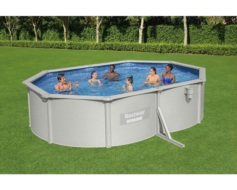 Piscina fuori terra ovale Bestway Hydrium 500x360 cm in acciaio con persone in giardino