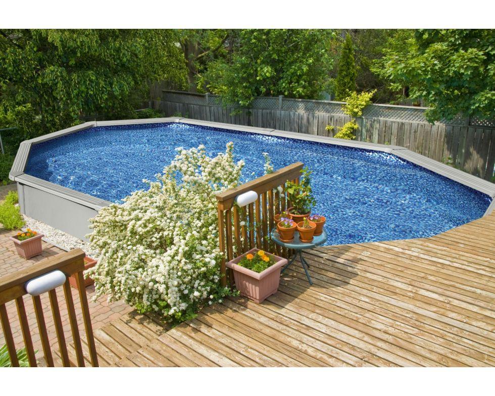 Piscina ovale fuori terra grigia Bestway Hydrium installata in giardino con bordo in legno