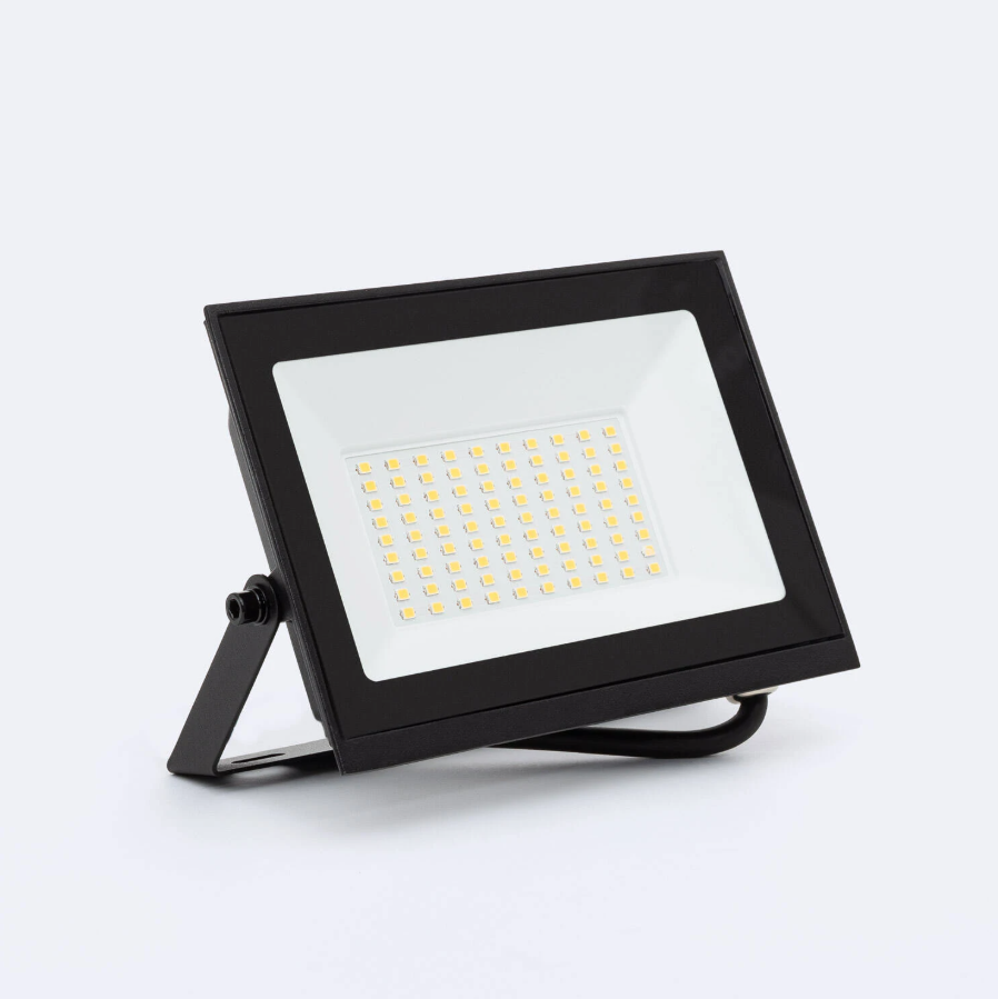 Faro LED 50W IP65 per esterno ideale per illuminazione ambienti industriali e residenziali